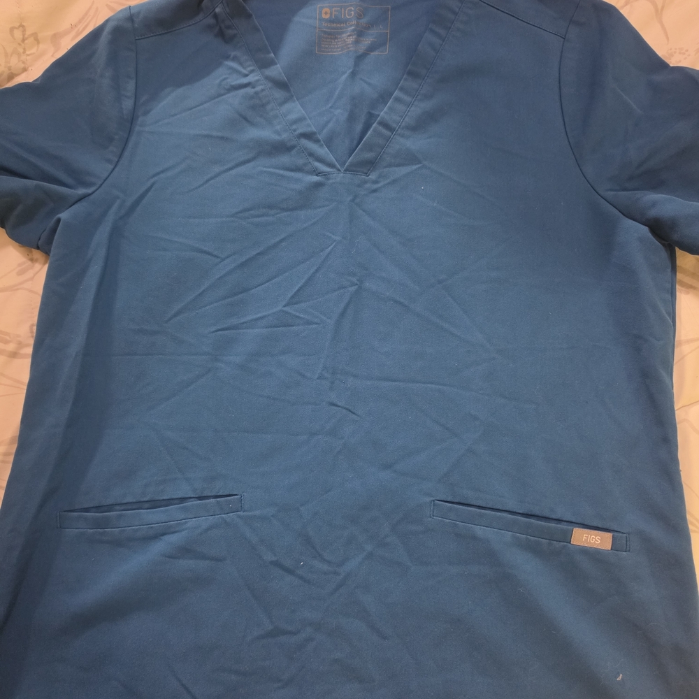 Figs Men’s V-Neck Scrub Top in Teal